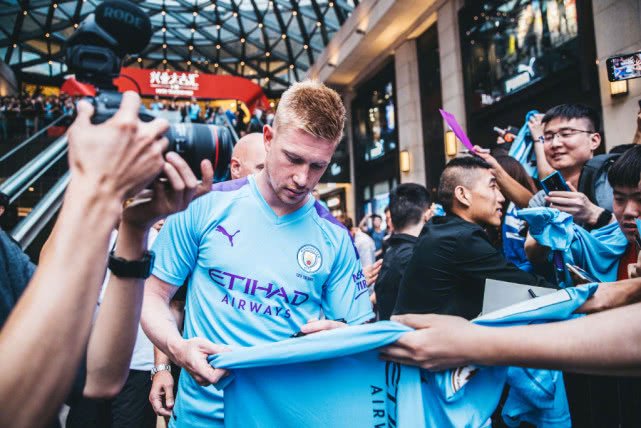 巴塞罗那主帅弗利克淡化了球队在西甲联赛榜首的领先优势（巴萨主帅弗利克低调看待西甲榜首优势）